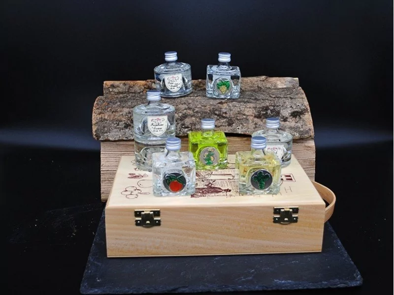 Coffret de 8 Petites Bouteilles de Liqueur