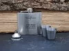 Coffret cadeau flasque inox et génépi, 2 verres et un entonnoir Coffret cadeau flasque inox et génépi, 2 verres et un entonnoir
