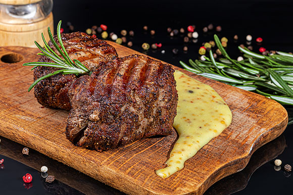 Filet mignon de porc glacé au reblochon et navets confits